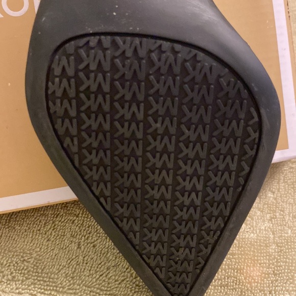 Michael Kors Black Pumps-9.5M - Picture 6 of 9